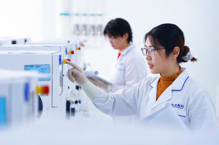 通过团队力量研发草果的衍生品