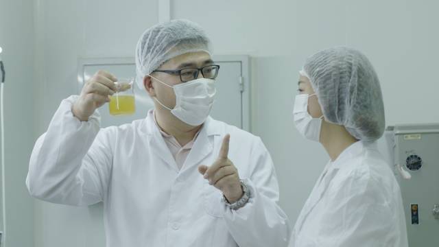 企业可以通过在线问卷、皮肤检测等方式了解消费者的肌肤状况和护肤需求