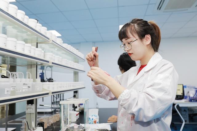 五年后她晒出满桌金猪、龙凤镯