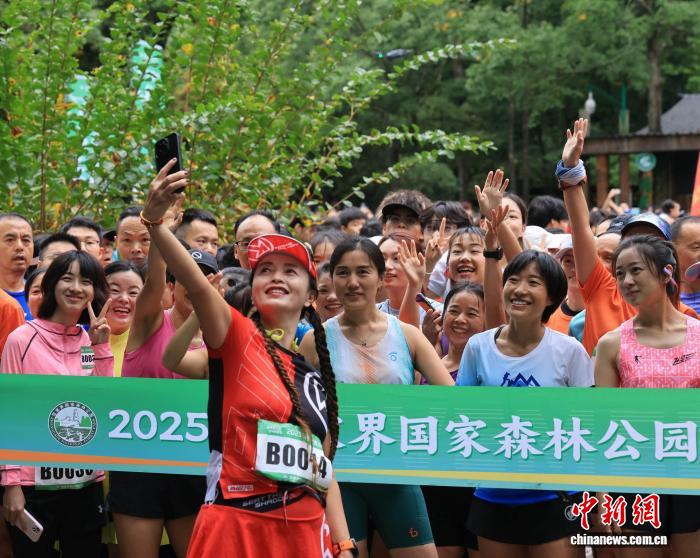 2025张家界鹞子寨登山赛鸣枪 2000余名选手挑战峰