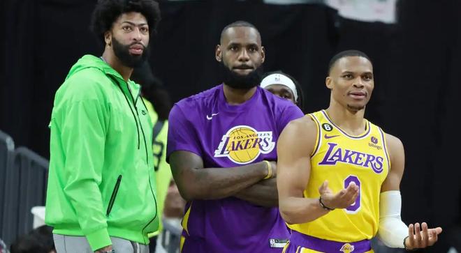 勒布朗·詹姆斯的巨星光环让队友陷入双重压力