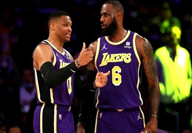 勒布朗·詹姆斯的巨星光环让队友陷入双重压力