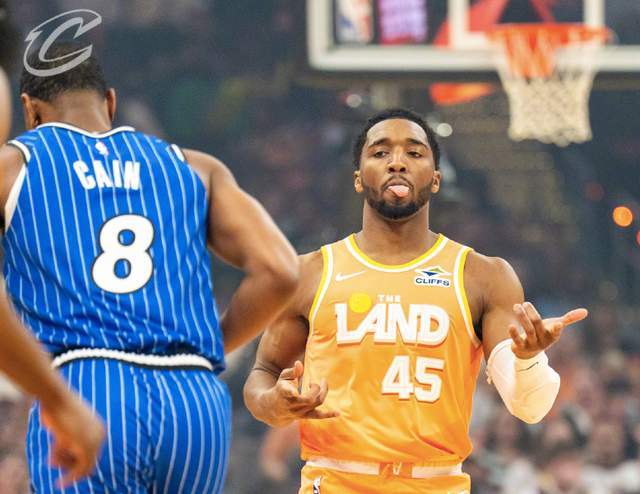 哈登率骑士半场反超魔术 班凯罗21分难阻骑士领