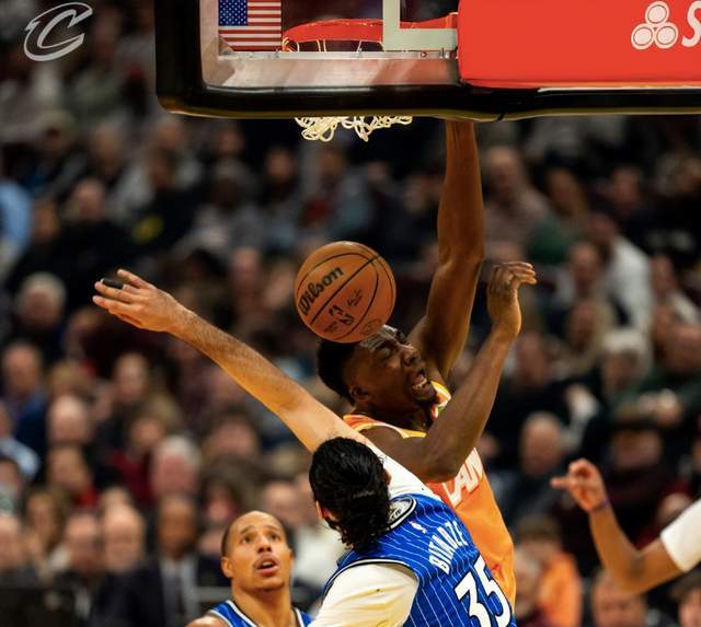 哈登率骑士半场反超魔术 班凯罗21分难阻骑士领