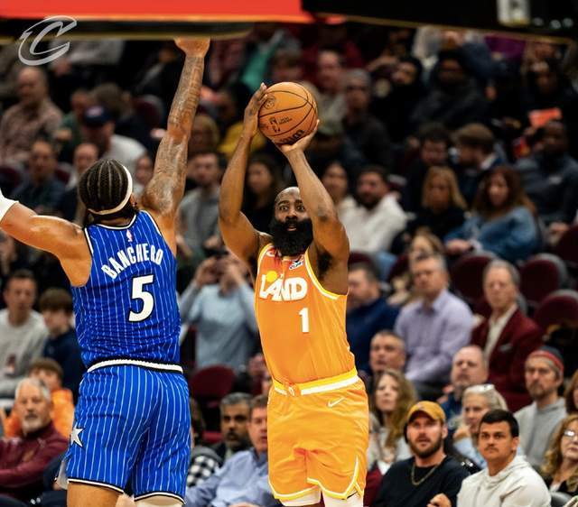 哈登率骑士半场反超魔术 班凯罗21分难阻骑士领