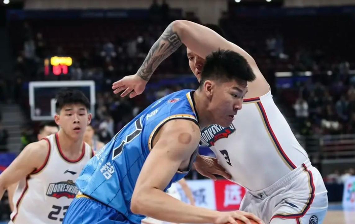 曾繁日暴力打人遭停赛 职业生涯陷入低谷