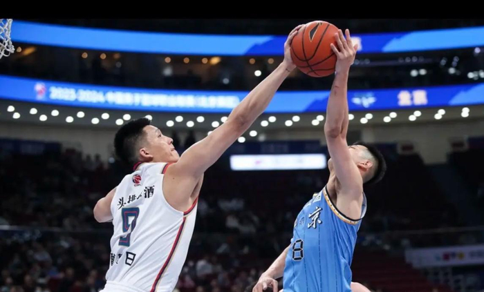 曾繁日暴力打人遭停赛 职业生涯陷入低谷