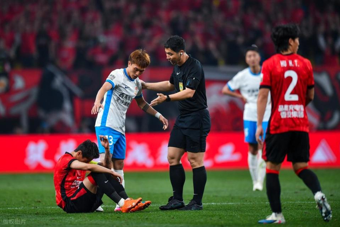 成都蓉城领跑中超积分榜 其他豪门深陷负分泥潭